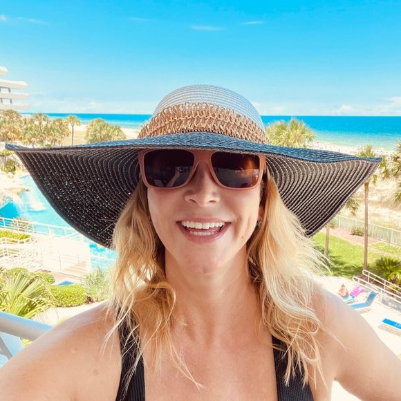 Meet your Posher, Jaime in the Sun - Picture 1 of 2